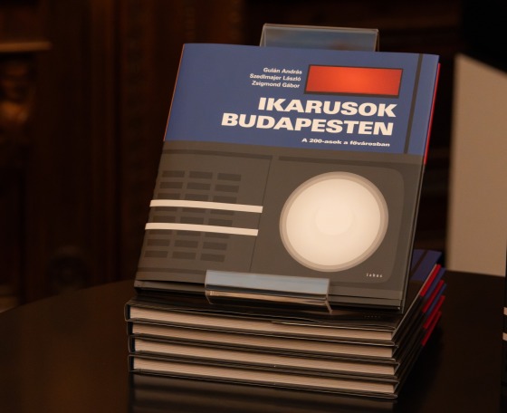 A budapesti Ikarus 200-asokról írt könyvet Gulán András, Szedlmajer László és Zsigmond Gábor