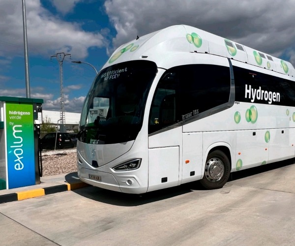 Kilencszáz kilométert tett meg egyetlen feltöltéssel az Irizar távolsági hidrogénbusza