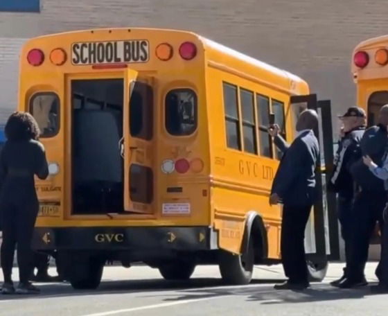 Golyózáporba került egy iskolabusz Bronxban