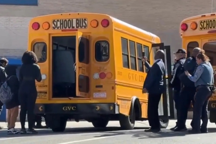 Golyózáporba került egy iskolabusz Bronxban 1 school bus hit gunfire bronx 100889710 cimlapkep