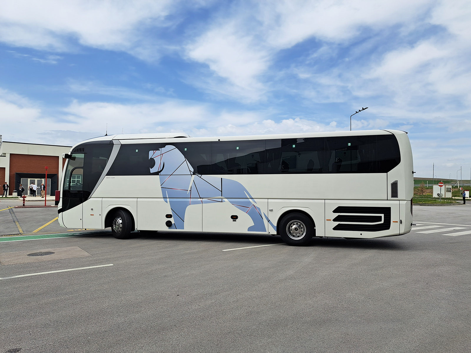 Az összehasonlítás kedvéért egy dízelmotoros Lion's Coach is rendelkezésünkre állt a helyszínen