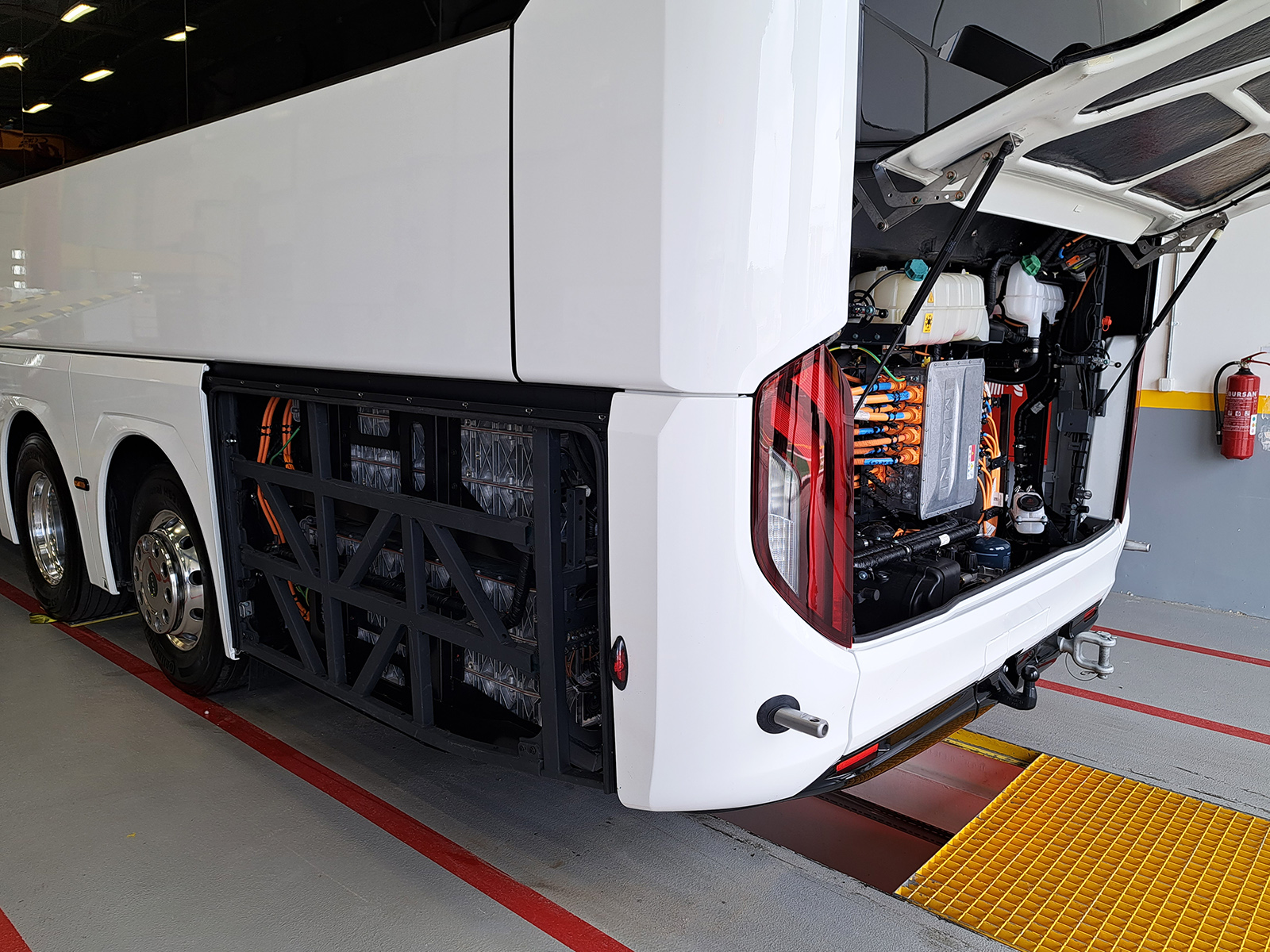 Jól megfigyelhető az akkumulátorokat az oldalirányú becsapódásoktól védő, rácsszerű vázelem