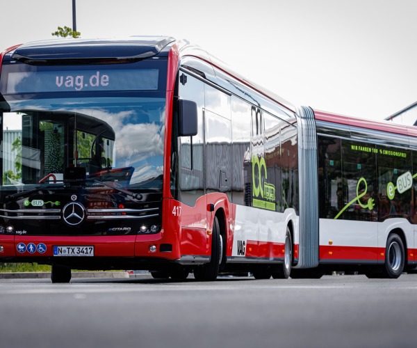 Immár száz elektromos busz járja Nürnberg utcáit – újabb 31 Mercedes-Benz eCitaro G állt forgalomba