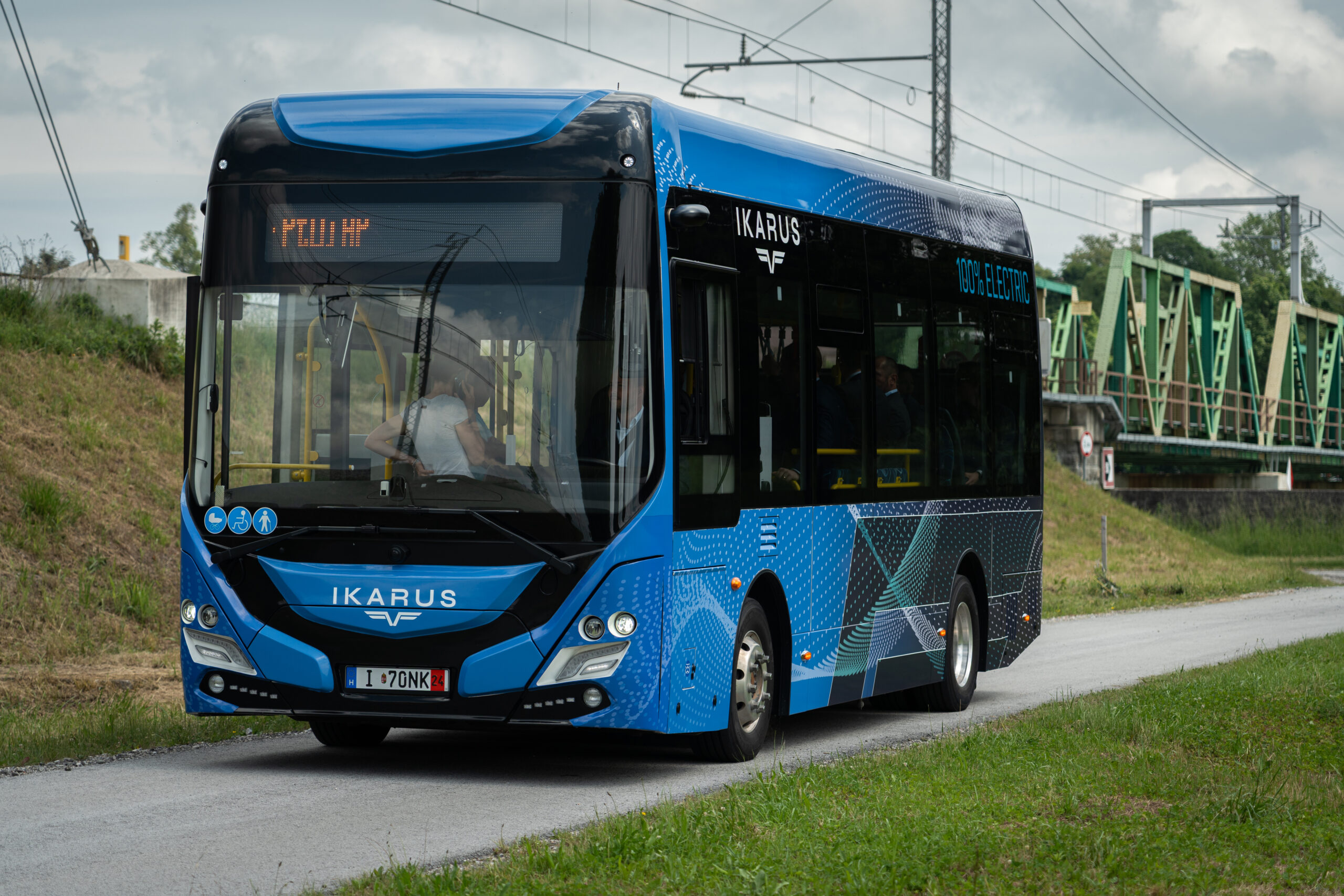 A beszámolók szerint a teszt során a busszal több mint 370 kilométert is sikerült megtenni egy feltöltéssel