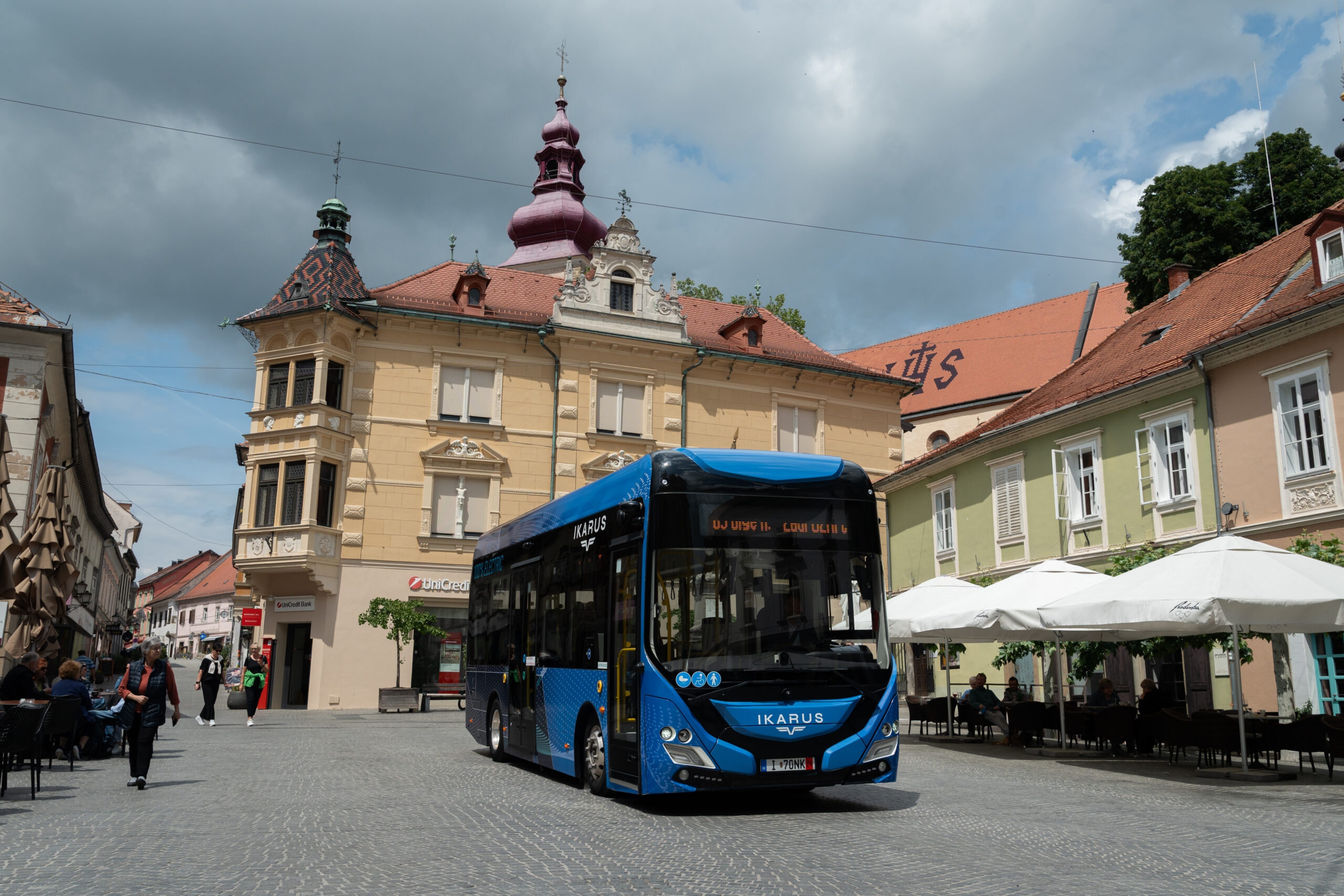 Az Ikarus 80e V3 elektromos városi midibusz Ptuj főterén