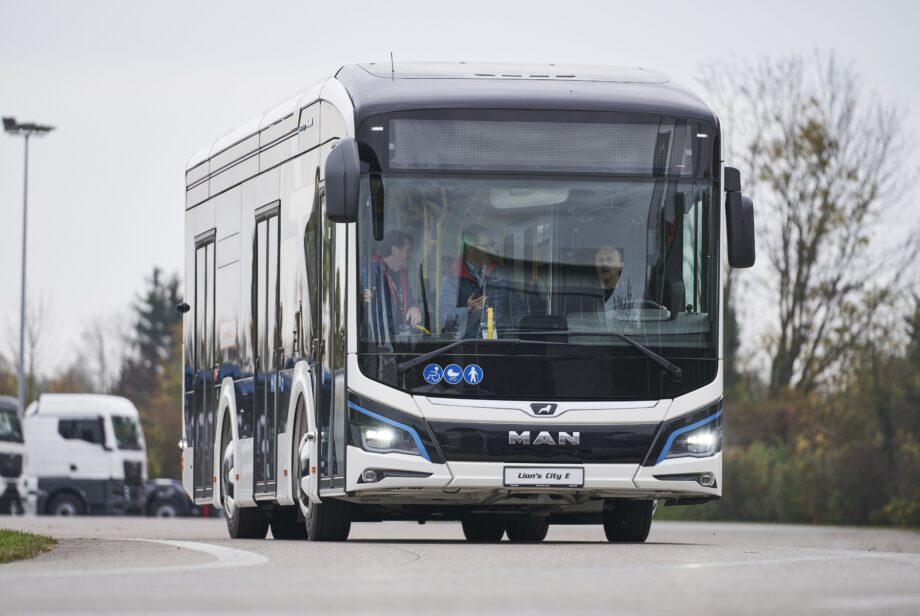 P Bus EOT MAN eMob EXP LionsCity10E 06