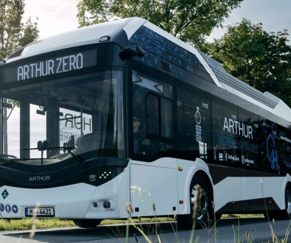 Lengyel alapokon, német szervezeti háttérrel épít villany- és hidrogénbusz-gyártót az Arthur Bus