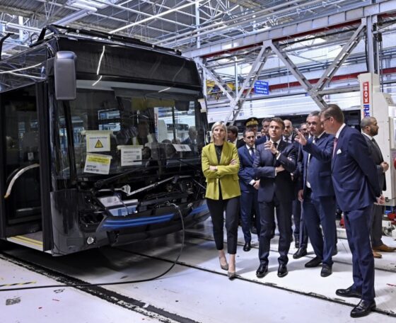 Emmanuel Macron gyárlátogatása alkalmával jelentett be újabb 92 milliós beruházást a Daimler Buses