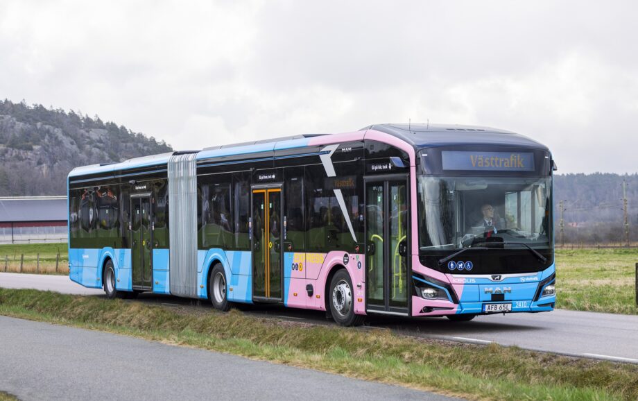 A svéd Västtrafik már 621 elektromos busznál tart, és megkezdte a helyközi vonalak villamosítását is