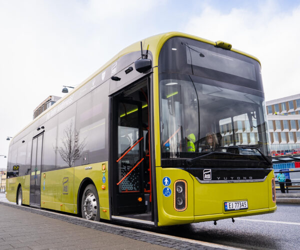 Először alkalmaznak Norvégiában vezeték nélküli menet közbeni töltést utasforgalomban