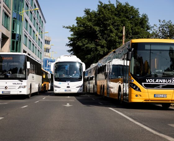 Vonatpótlás vagy utólagos demonstráció? – Látványos mozgósítás, szervezetlen kivitelezés
