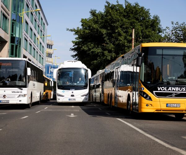 Vonatpótlás vagy utólagos demonstráció? – Látványos mozgósítás, szervezetlen kivitelezés