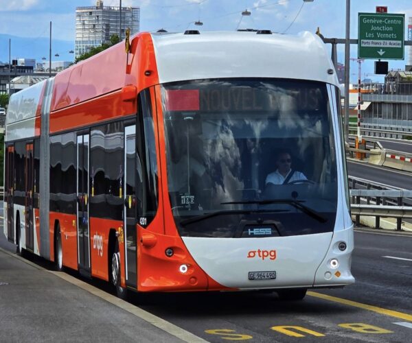 Megérkezett Genfbe a villámtöltésre épülő, 119 darabos Hess villanybusz-flotta első darabja