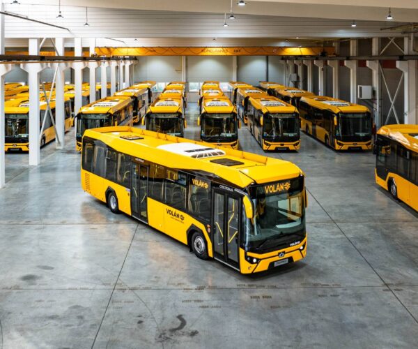 Megkezdődött a 131 darabos Credobus-szállítás a MÁV részére