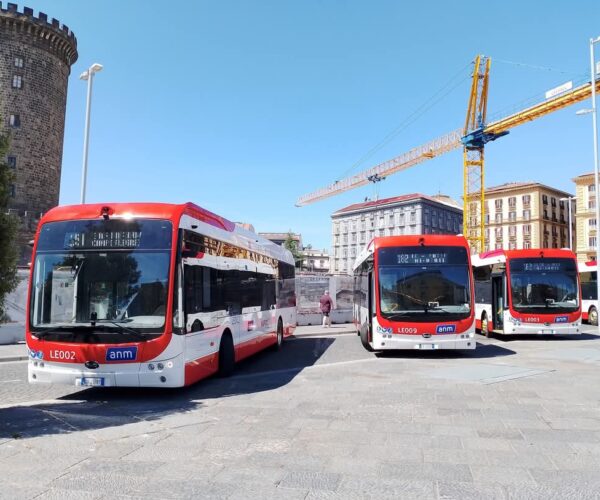 Forgalomba álltak a 253 darabos nápolyi villanybusz-flotta első járművei