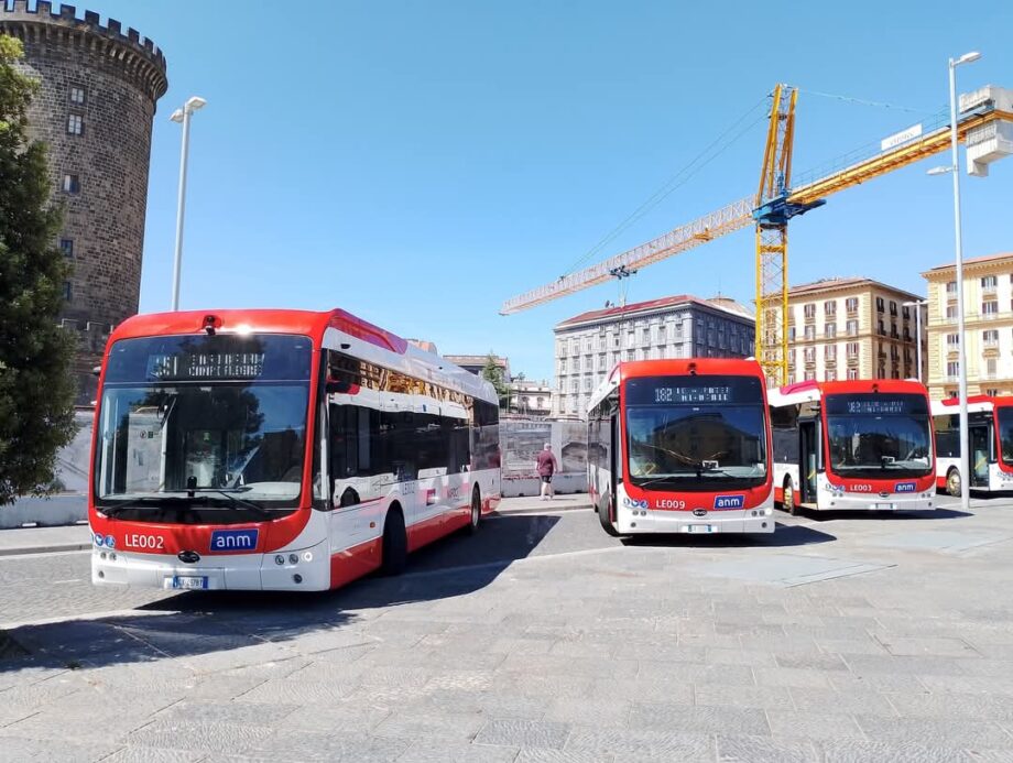 Forgalomba álltak a 253 darabos nápolyi villanybusz-flotta első járművei