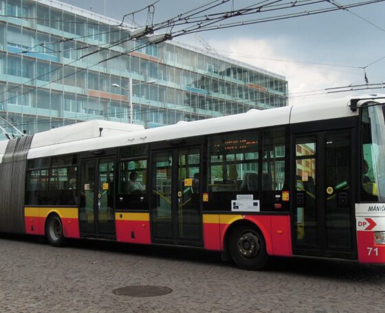 Tovább szűkül a verseny: a cseh üzemeltetők sorra zárják ki az EU-n kívüli gyártókat a trolitendereikből