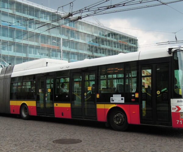 Tovább szűkül a verseny: a cseh üzemeltetők sorra zárják ki az EU-n kívüli gyártókat a trolitendereikből