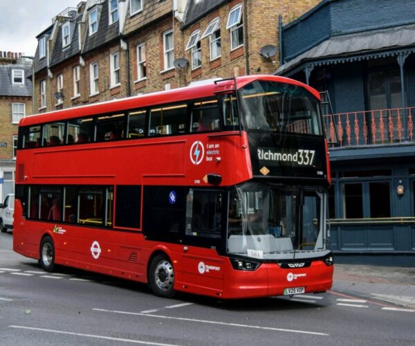 Már több mint 2000 zéróemissziós autóbusz közlekedik a brit főváros útjain