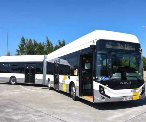 Száz új Iveco E-Way csuklós villanybusz érkezik Flandriába