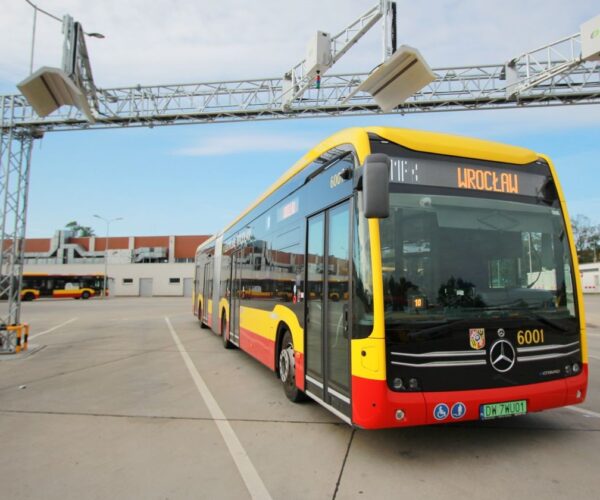 Újabb 21 darab Mercedes-Benz eCitaro villanybusszal bővül Wrocław járműparkja