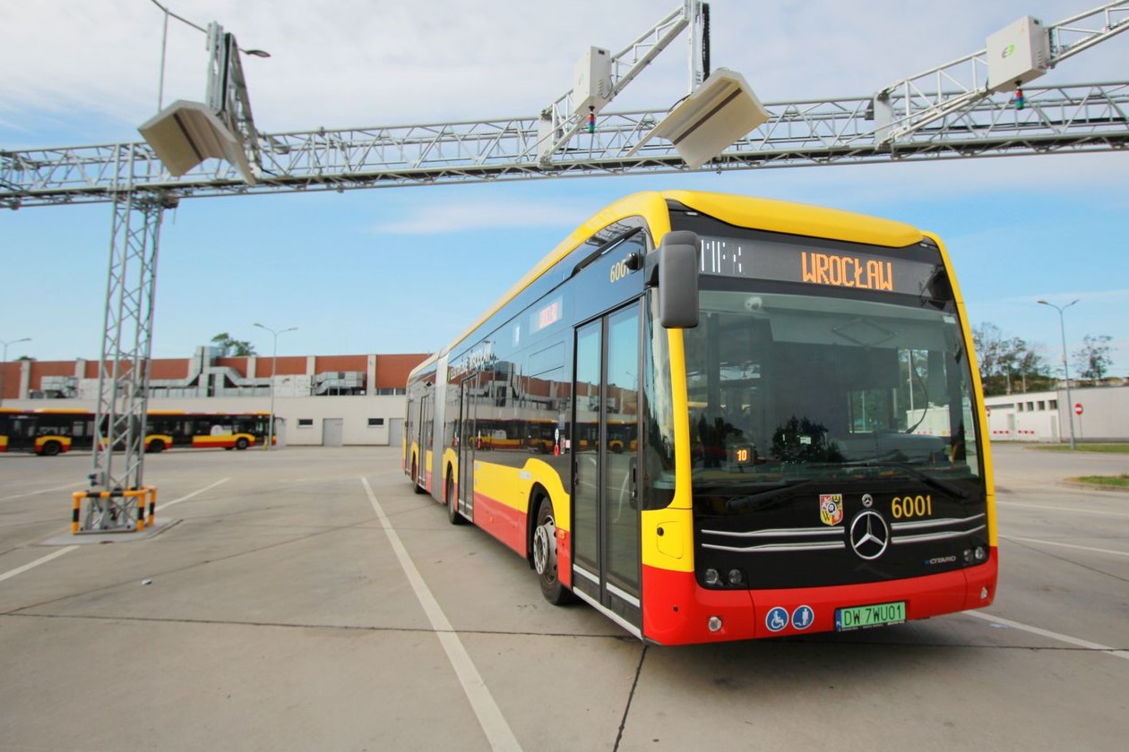 Újabb 21 darab Mercedes-Benz eCitaro villanybusszal bővül Wrocław járműparkja