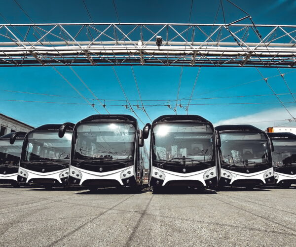 Folyamatosan állnak szolgálatba Pardubice legújabb Škoda 32 Tr trolibuszai