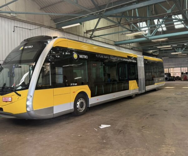 Balkormányos Irizar ie tram csuklós villanybuszt tesztel Liverpool