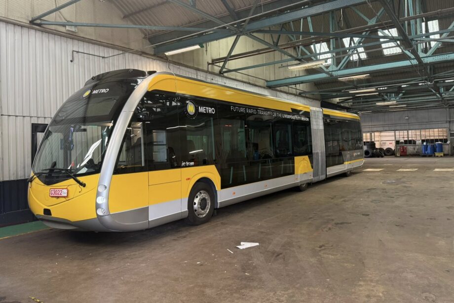 Balkormányos Irizar ie tram csuklós villanybuszt tesztel Liverpool