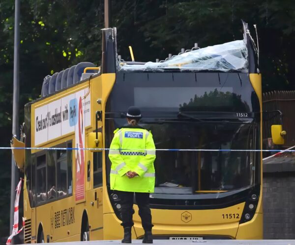 Csatornahíd tépte le egy emeletes busz tetejét Manchesterben
