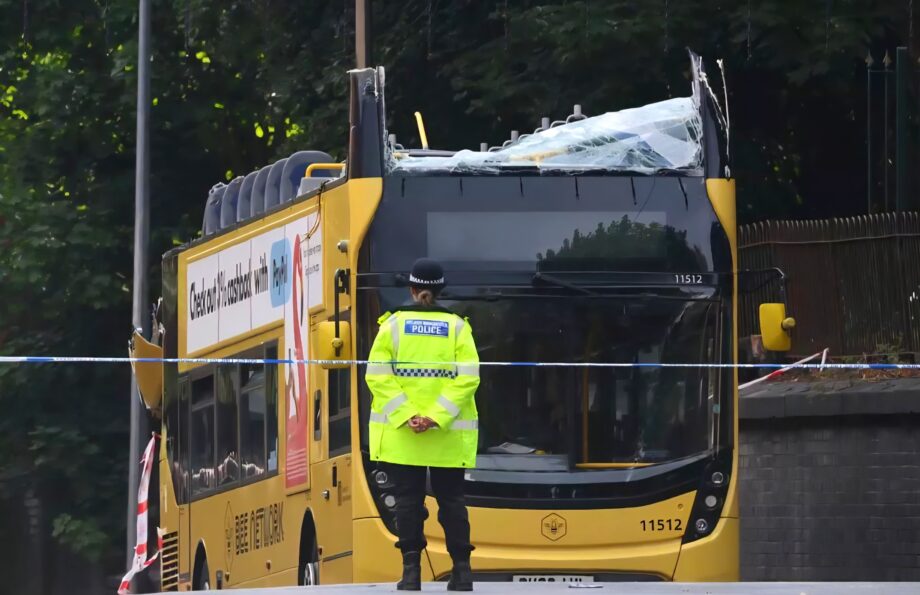 Csatornahíd tépte le egy emeletes busz tetejét Manchesterben
