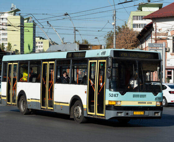 Eladásra kínálja 42 darab Ikarus 415T trolibuszát a bukaresti STB
