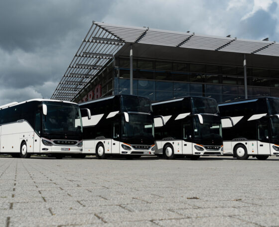 Újabb négy emeletes és egy egyszintes Setra luxusbusszal bővítette flottáját a debreceni Grand Tours