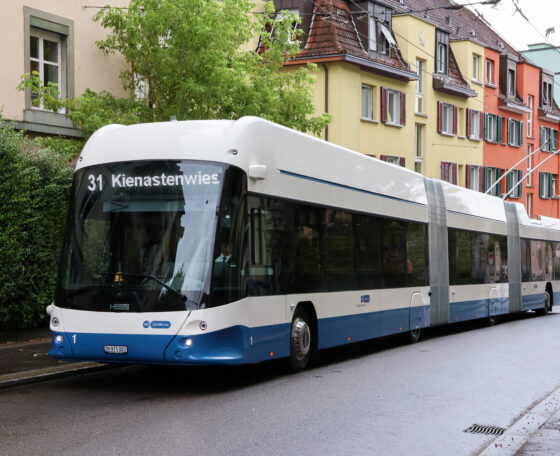 Már utasokat szállít Zürich első újgenerációs Hess lighTram 25 DC duplacsuklós trolibusza