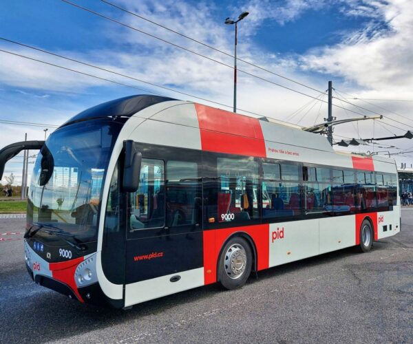 Át nem vett járművekkel rendezi a SOR a prágai trolibuszok szállítási késedelmét