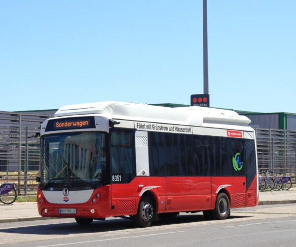 Már közúti tesztköreiket futják Bécs első hidrogénhajtású Rampini midibuszai