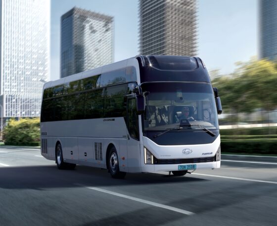 Közel ezer kilométeres hatótávot ígér a Hyundai továbbfejlesztett távolsági hidrogénbusza