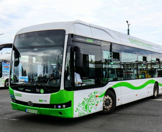 Miskolc 2 szóló BYD, a HOMM Kft. pedig 3 e-midibusz beszerzésére nyert támogatást
