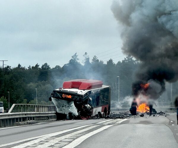 Halálos baleset Svédországban: kiégett egy gázüzemű SL-busz és egy autó
