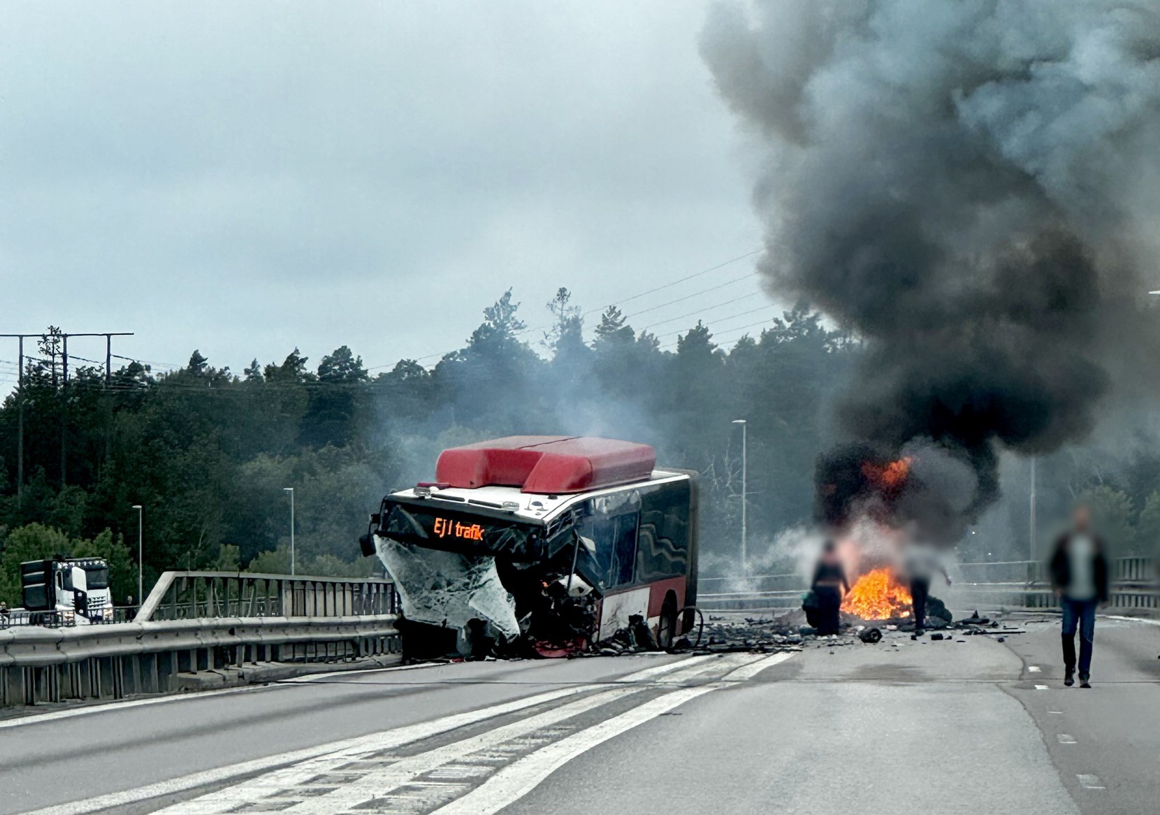Halálos baleset Svédországban: kiégett egy gázüzemű SL-busz és egy autó