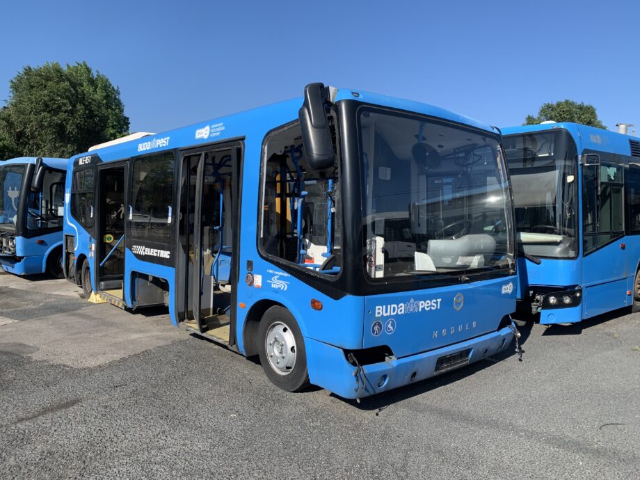 Darabonként 175 millió forintért érkeztek, most árverezi őket a BKV