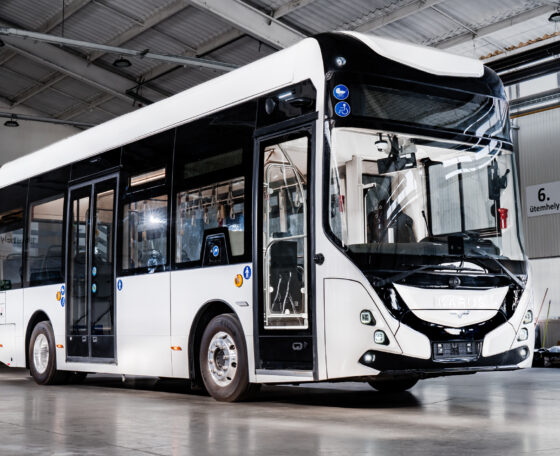 Két darab elektromos midibuszt szállít Görögországba az Ikarus