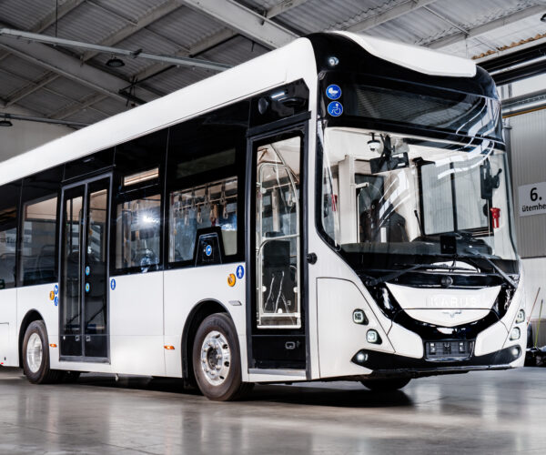 Két darab elektromos midibuszt szállít Görögországba az Ikarus