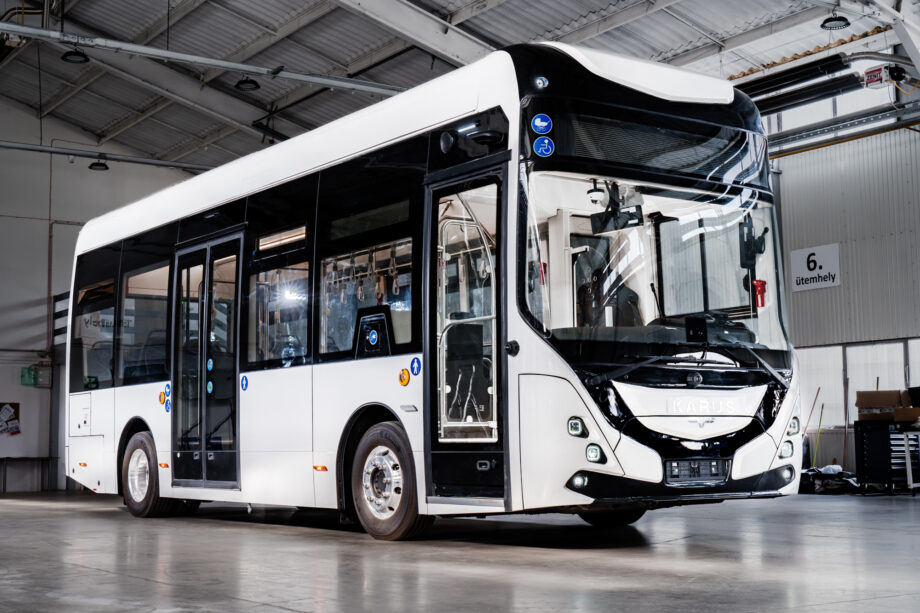 Két darab elektromos midibuszt szállít Görögországba az Ikarus