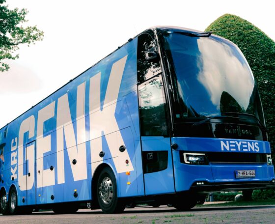VDL helyett Van Hool – megérkezett a belga KRC Genk új csapatbusza