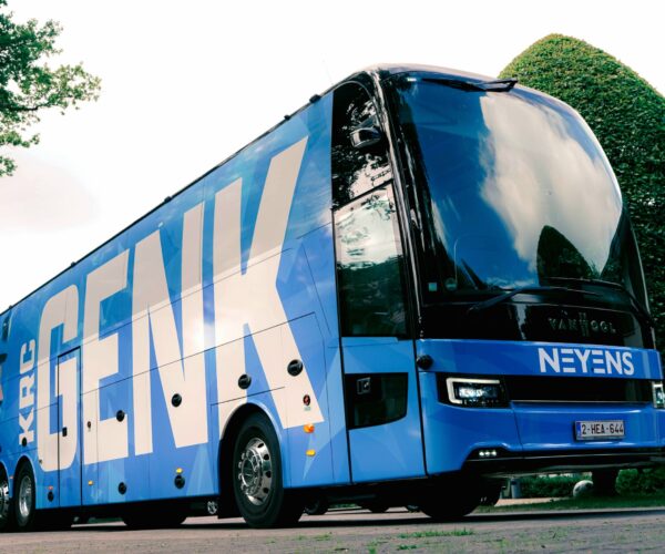 VDL helyett Van Hool – megérkezett a belga KRC Genk új csapatbusza