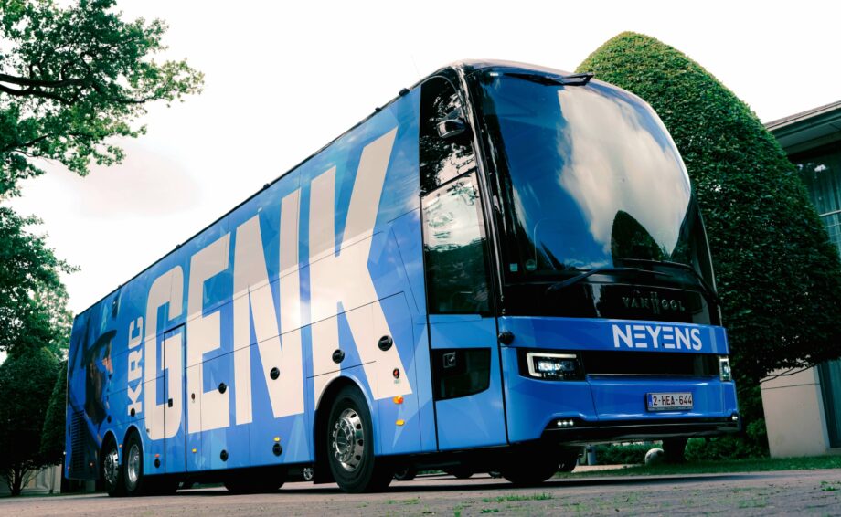 VDL helyett Van Hool – megérkezett a belga KRC Genk új csapatbusza