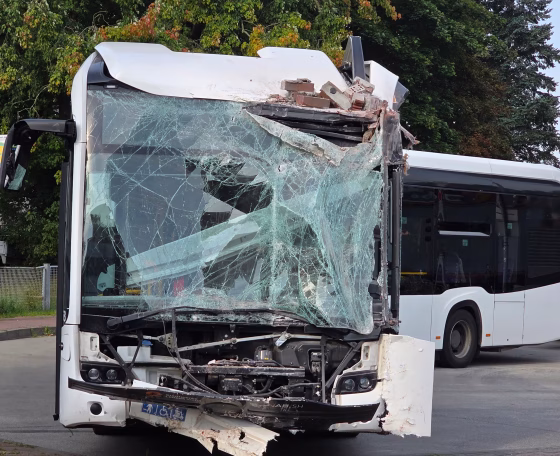 Súlyos és szokatlan baleset Lübeckben: társasház falának ütközött egy elektromos busz