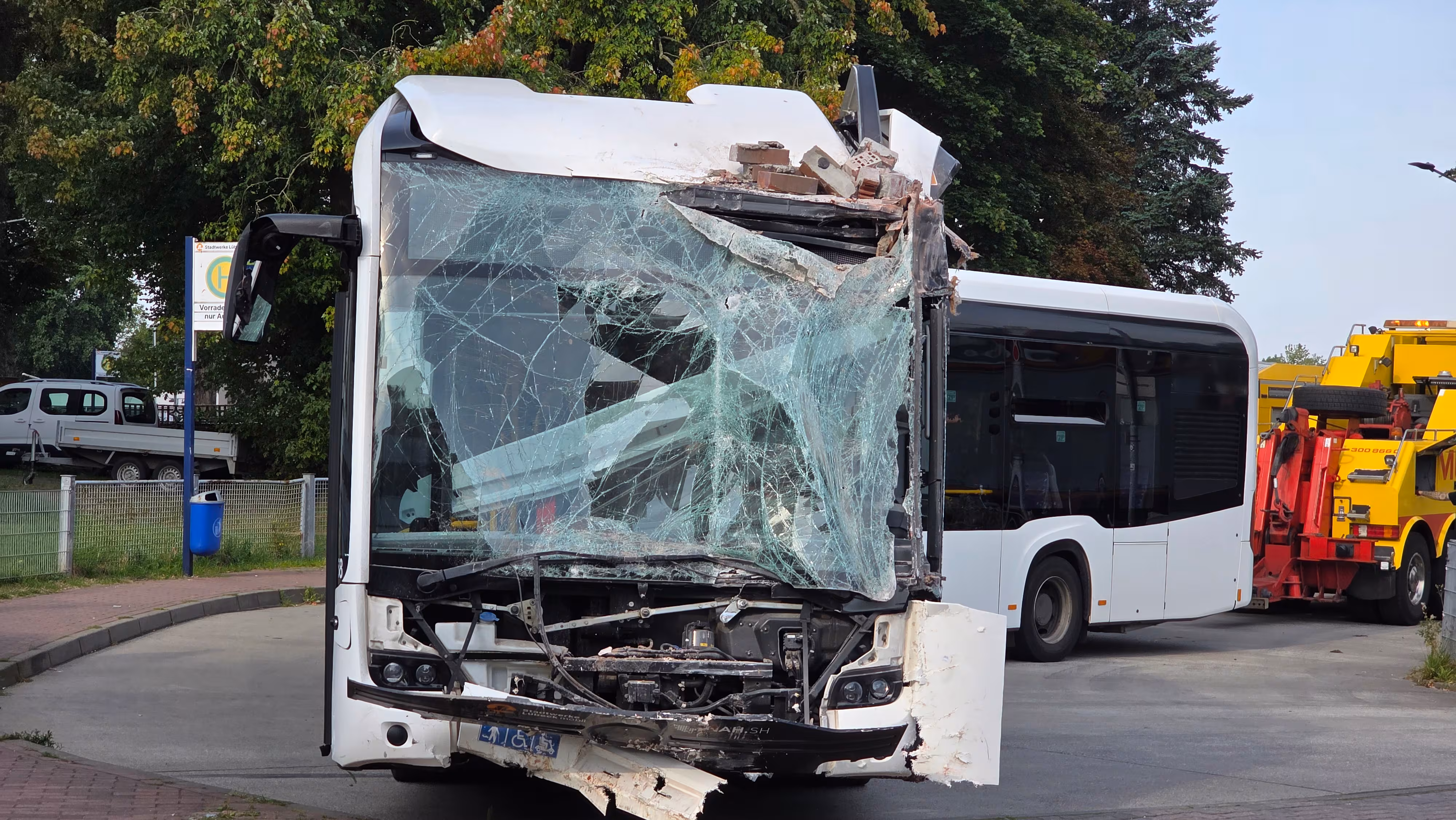 Súlyos és szokatlan baleset Lübeckben: társasház falának ütközött egy elektromos busz