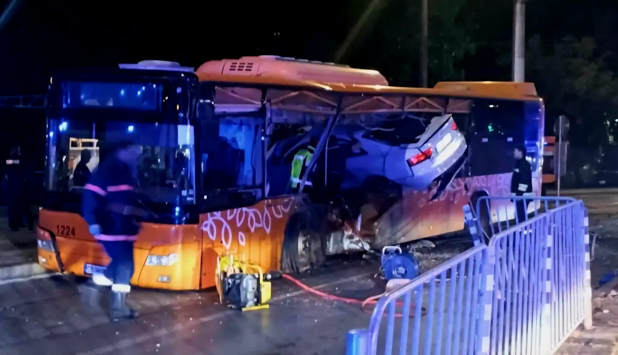 Halálos buszbaleset Szófiában: nagy sebességgel száguldó Audi ütközött éjszakai járattal 2 bashtata na siana incidentat s avtobusa ne se razlichava ot tozi v koito zagina deteto mi 1 scaled